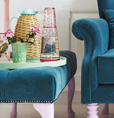 Bild av harmonisk inredning med färgglada detaljer