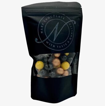 Foto: Svart ståpåse med fönster och lakritskulor