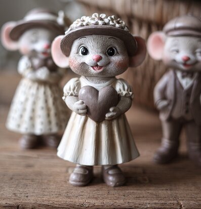 Foto: Musfigur med hatt och hjärta på träbordet