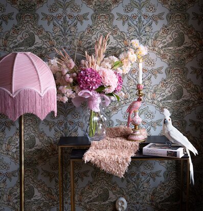 Foto: Konsolbord med rosa lampa, vas och ljusljus