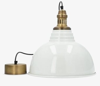 Foto av vit taklampa med mässingsdetaljer och kabel