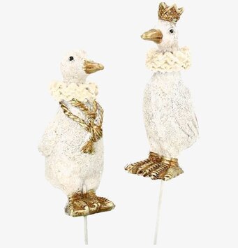 Foto: Två vita dekorationsankor med krage och krona