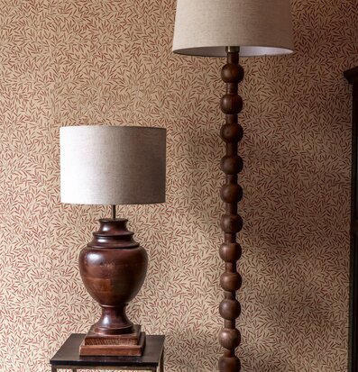 Foto: Golvlampa och bordslampa i brun träfot inomhus