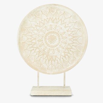 Foto av rund ornamentdekoration på stativ, vit patina