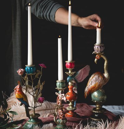 Foto: Färgstarka ljusstakar med tända ljus i mörker