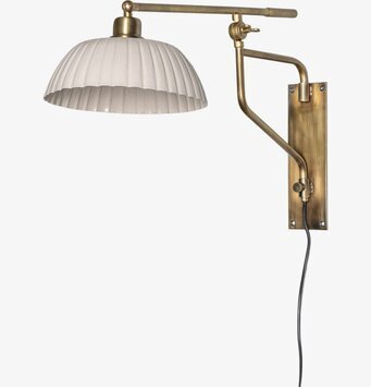 Foto: Vägglampa i mässingston med veckad skärm