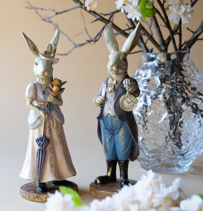 Foto på dekorativa herr- och fru-kaniner med blommor