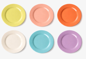 Foto: Sex färgade tallrikar i 2x3 på vit bakgrund