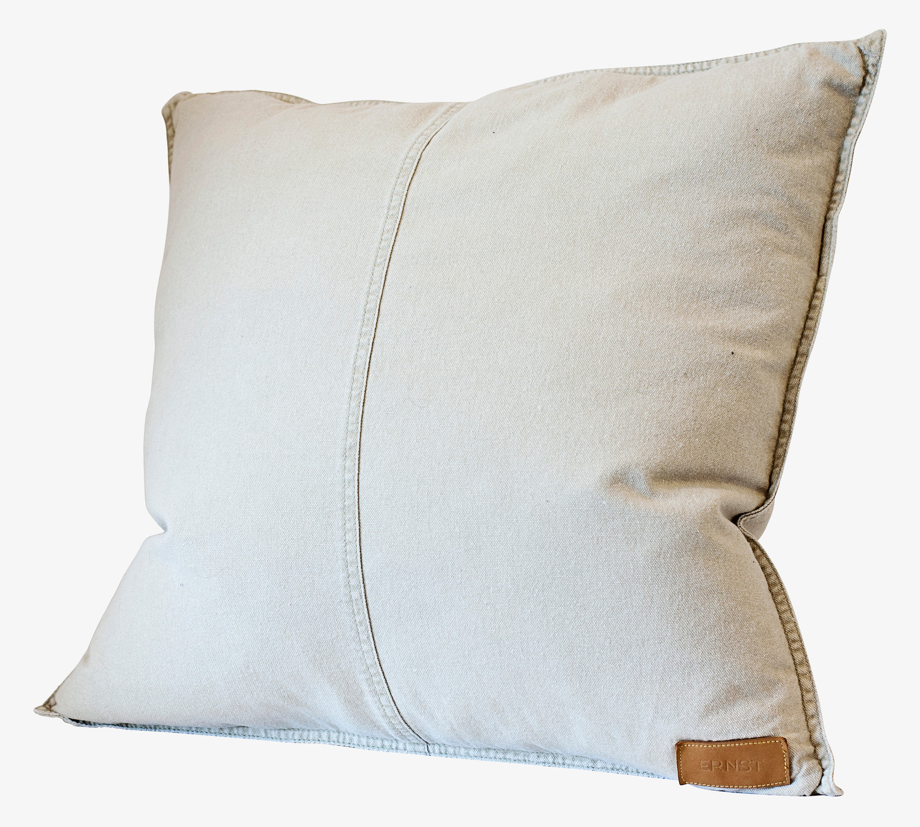 Kuddfodral Med Knappar Beige från Ernst mot ljus bakgrund