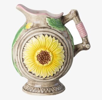 Foto av keramikvas kanna med solrosrelief på vit bakgrund