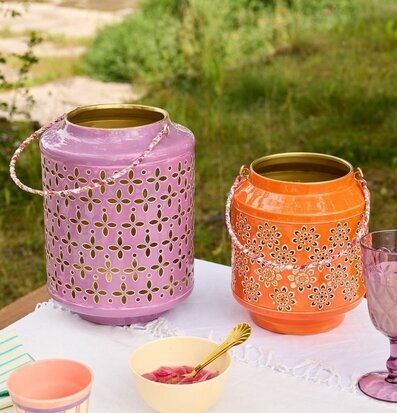 Foto: Färgstarka lyktor på dukat bord utomhus