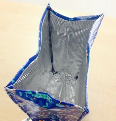 Bild av färgglad lunchväska med isolerande interiör