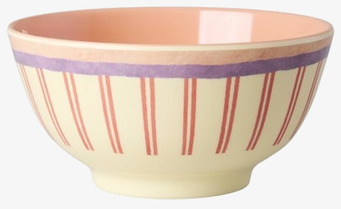 Foto på randig skål med rosa ränder och blå kant