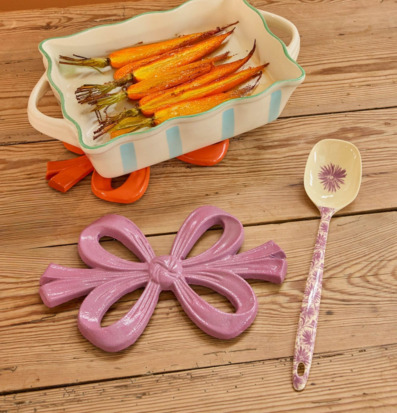 Foto: Rosettformat grytunderlägg och ugnsform morötter