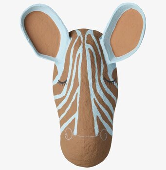 Foto: Väggmonterat zebrah huvud i papier-maché vit bakgrund