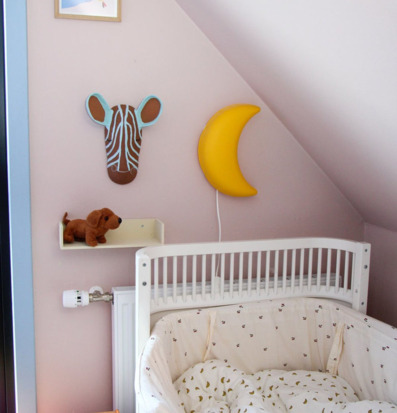 Bild på barnrum med rosa vägg, zebra och månlampa