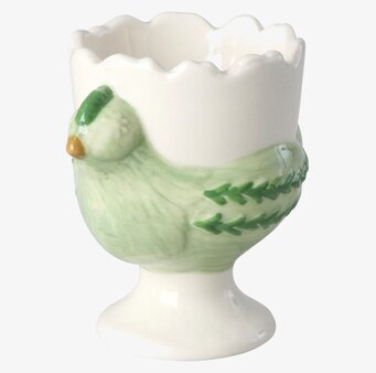 Foto på grön äggkopp formad som höna frilagd vit bakgrund