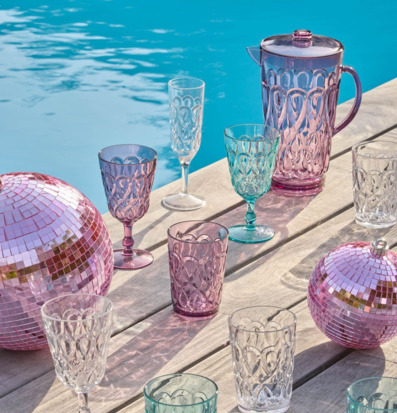 Foto: Somrig pooldukning med färgade glas och kanna