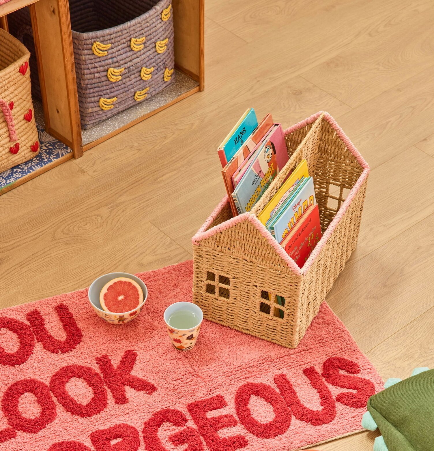 Tidnings/Bokförvaring Hus Rosa Rice Förvaringslådor och korgar Boxar Förvaringsboxar Porslinsboxar Trälådor Smyckesboxar i porslin Förvaringsbrickor Murstensformar