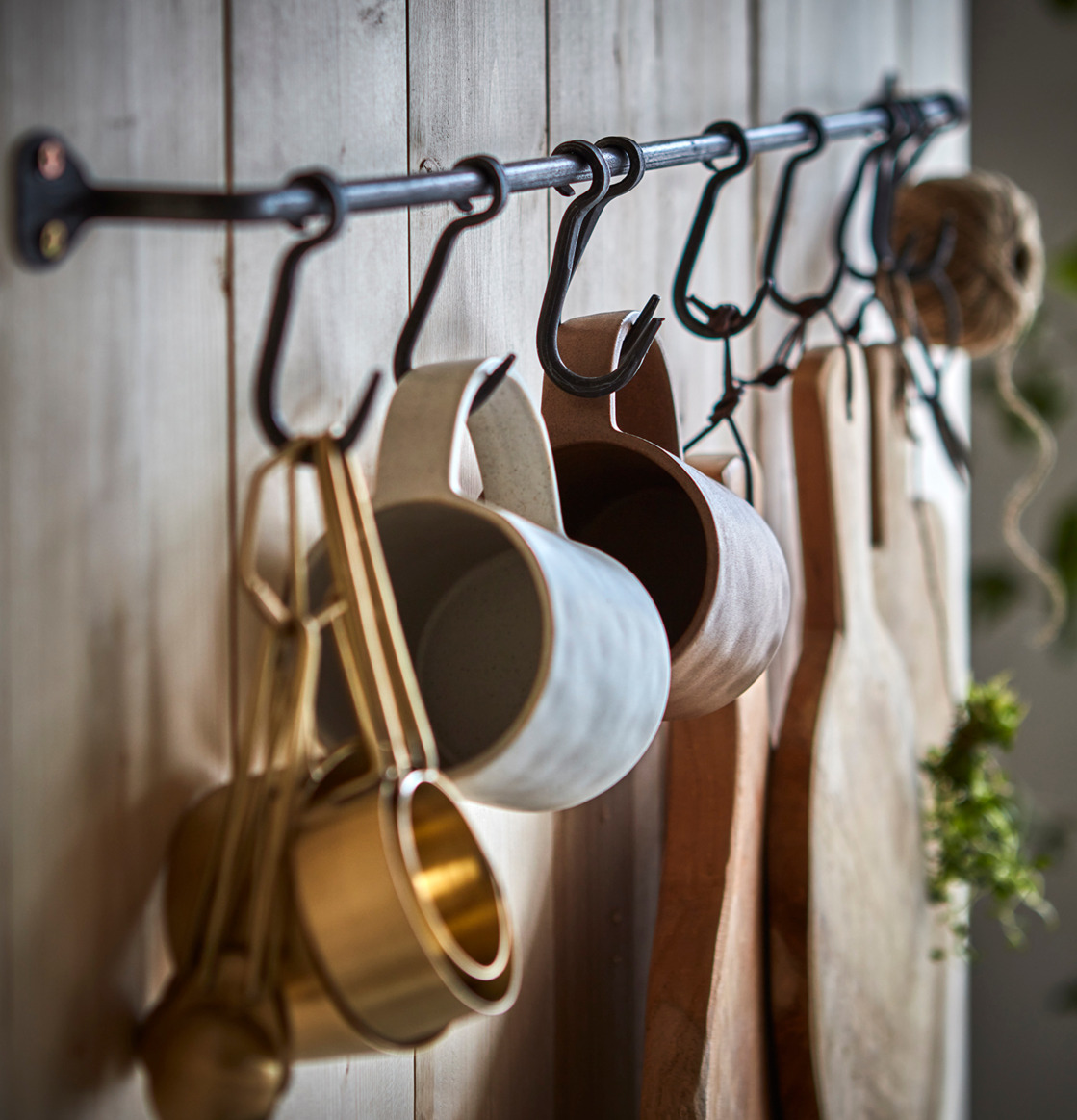 Foto: Väggskena med krokar och köksupphängning i träpanel