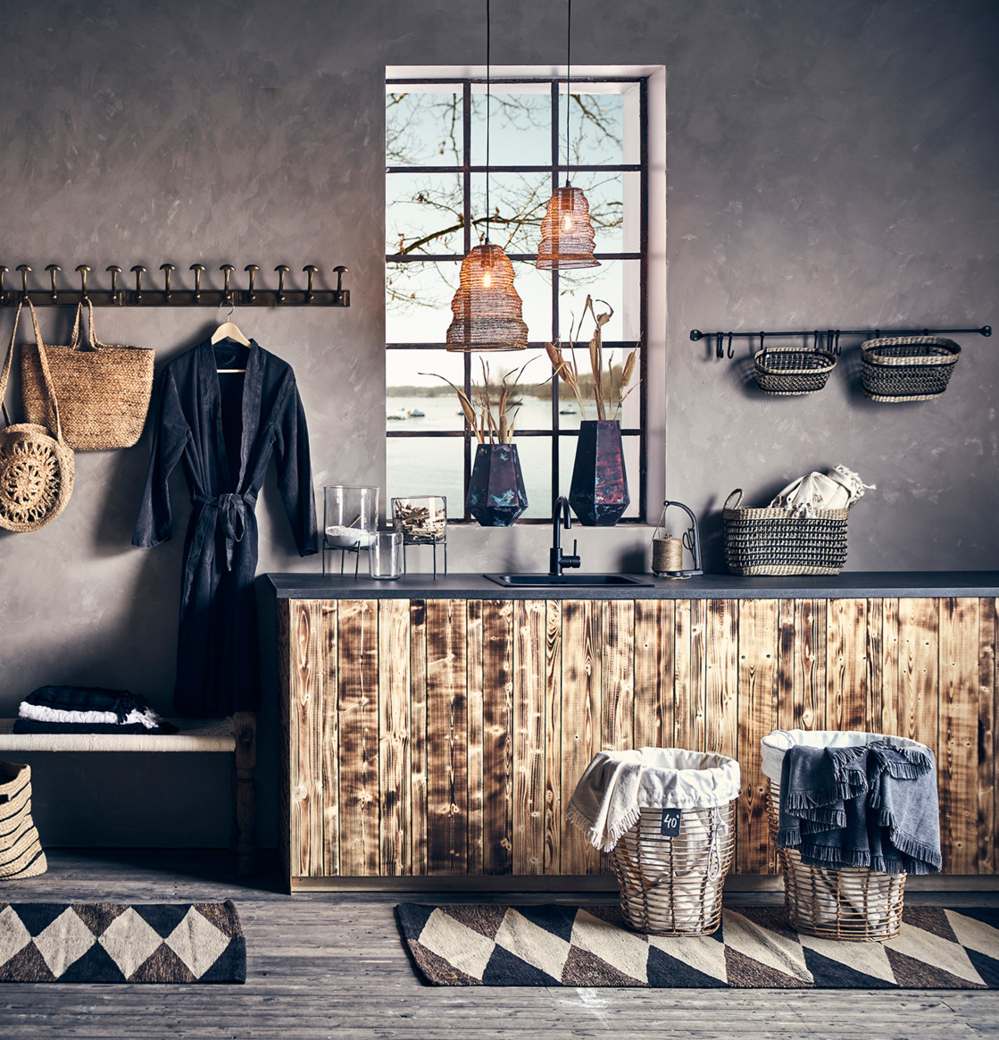 Foto av hall och tvättstuga med krokskena och bänk