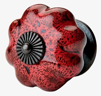 Bild på röd blomformad möbelknopp i glansig keramiklook