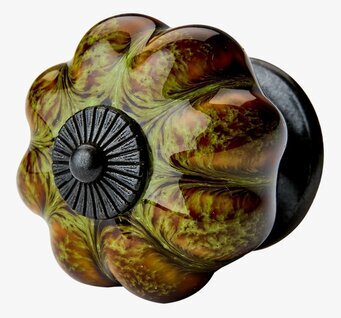 Foto av blomformad knopp i grön marmorering, vit bakgrund