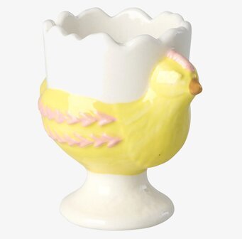 Foto: Gul äggkopp som höna i porslin på vit bakgrund