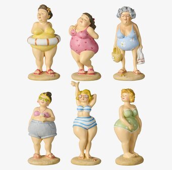 Foto: Sex strandfigurer i två rader mot vit bakgrund