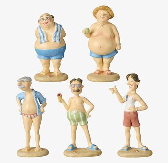 Foto: Fem strandfigurer i badkläder på sandplattor