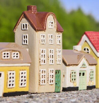 Foto: Keramisk huslykta med patina och fönsterdetalj