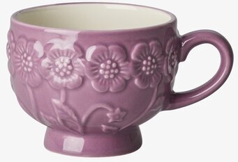 Foto: Lila keramikmugg med blomrelief på vit bakgrund