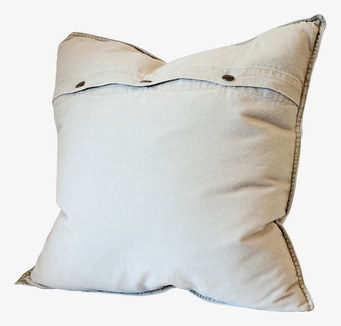 Bild av kuddfodral med knappar i beige ton och enkel stil