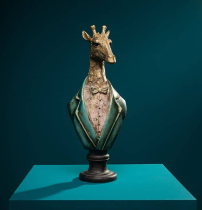 Foto: Giraffbyst i kavaj på piedestal, turkos bakgrund