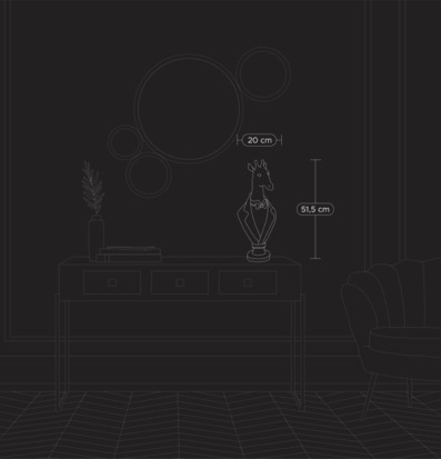 Bild: Giraffstaty i kavaj på skänk med mått 51,5 cm