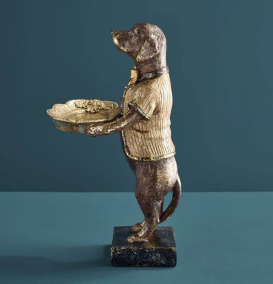 Foto: Hundfigur butler med guldfärgat serveringsfat