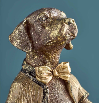 Foto på hundfigur med fluga, brun och guld patina