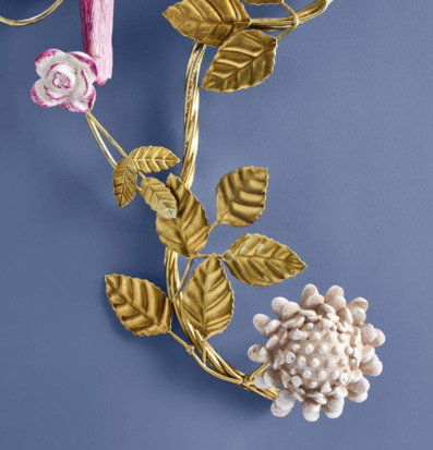 Foto: Guldfärgad väggdekoration med blad och knopp