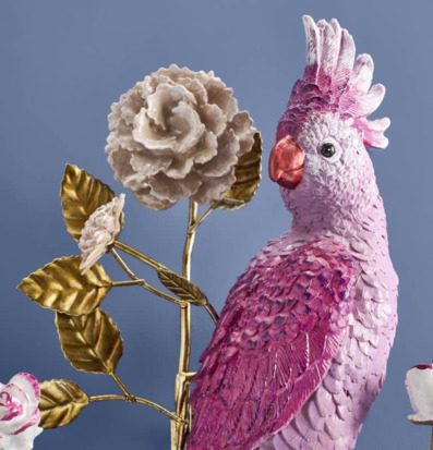 Foto av dekorativ papegoja med guldfärgade blommor