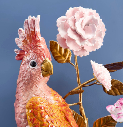 Bild på dekorativ papegoja i orange/guld med blommor