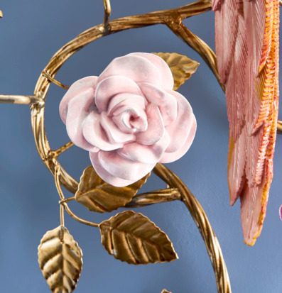 Bild på rosa ros i guldmetall – väggljusstake detalj