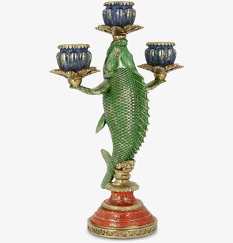 Foto: Ljusstake med fiskmotiv, blå ljuskoppar, röd fot