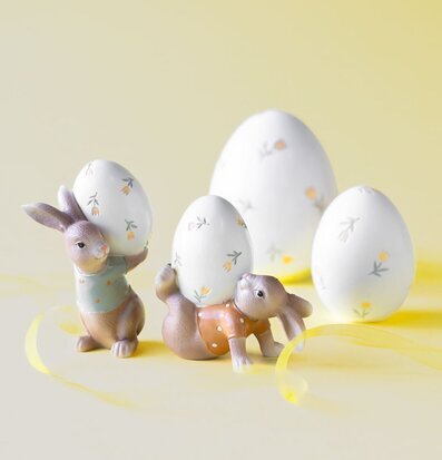 Foto: Påskägg med blommönster och kaninfigurer i pastellmiljö