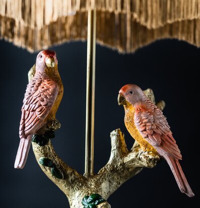 Foto på dekorativ lampfot med fåglar på gren, blad