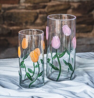 Foto: Handmålade glasvaser med tulpanmotiv i glas