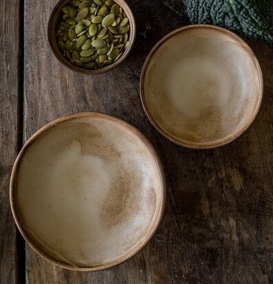 Foto: Keramikskålar i naturtoner med pumpakärnor
