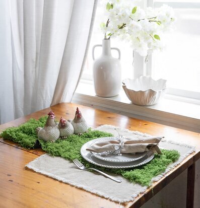 Foto: Ljus vårdukning vid fönster med mossa och porslin