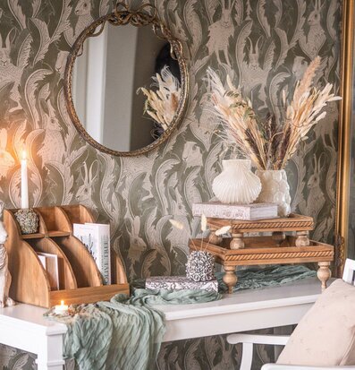 Bild på inredd hörna med speglar, ljus och brickor