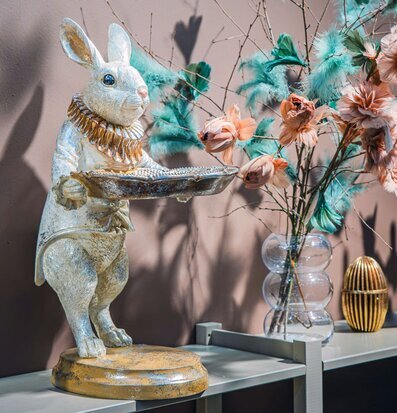 Foto: Kaninfigur med fat på hylla och dekorvas i rosa rum