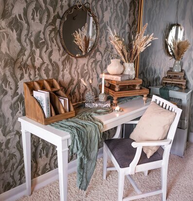 Bild: Skrivbordshörna med tapet, spegel och ljus